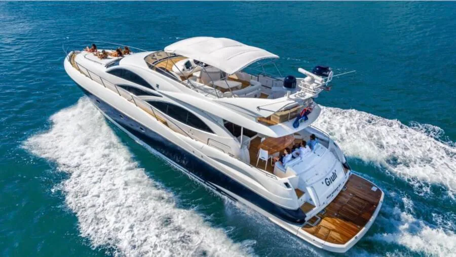 Sunseeker Manhattan 74ft Giuli Miami skyline
